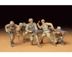 1/35 German Front Line Infantry Plastic Model Kit photo