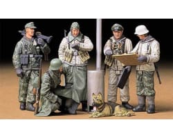 1/35 Ger.Soldiers at Field Briefing Plastic Kit photo