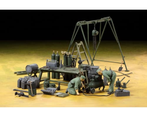 1/35 German Field Maintenance Team w/Equipment Set photo