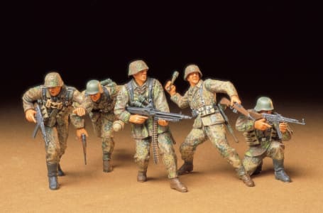 Tamiya USA TAM35196 - 1/35 German Front Line Infantry Plastic Model Kit
