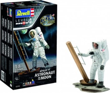Revell RMX803702 - discontinued 1:8 Apollo 11 Astronaut on the Moon