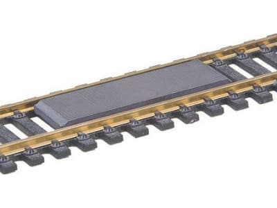 KAD321 HO Delayed Uncoupler Between Rails