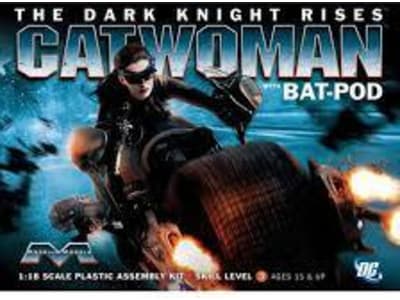 MOE938 Catwoman w / Bat-Pod