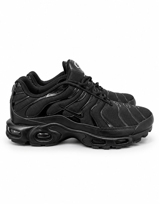 NIKE AIR MAX PLUS — BLACK