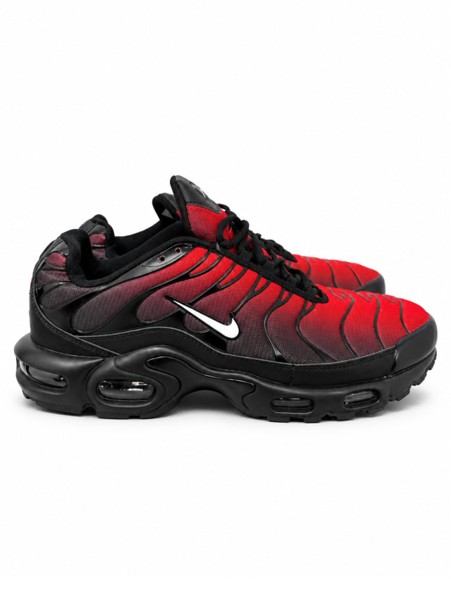NIKE AIR MAX PLUS — RED / BLACK