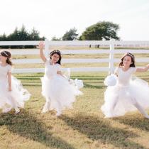 sarah libby photography - blumenkinder hochzeitsgäste