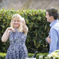 Verlobung – und dann 10 To do's - Frau mit Verlobungsring lacht in Kamera - Noble Photography