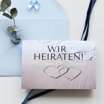 8 Punkte – Das gehört in Eure Einladungskarten - Einladungskarte Strand Herzen - Hochzeitsplaza Kartenshop