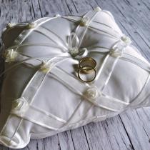 Ringe - Ringkissen weiss und ivory mit Blumen Highlights- Stella København Etsy