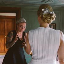 Real Wedding - Nina und Martins glamouröse & traditionelle Hochzeit im Bregenzerwald - 17