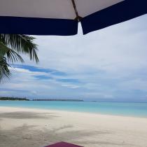 Flitterwochen auf den Malediven Galerie - Liege mit Schirm am Strand von Kandima