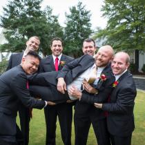 Junggesellenabschied in Jena - Maenner im Anzug heben Mann hoch - Casey Hendrickson Photography