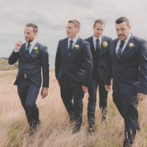 Junggesellenabschied in Wismar - Maenner im Anzug in den Duenen - Levien & Lens Photography