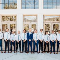 Junggesellenabschied in Las Vegas - Männergruppe im Hemd vor weißem Gebäude - Hights Photography