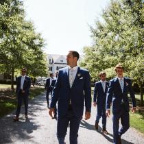 Junggesellenabschied in Kiel - Maenner im Anzug laufen auf einem Weg vom Haus weg - Strands of Light