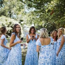 Junggesellinnenabschied in Las Vegas - Frauen im blau weißen Blumenkleid machen Fotos - Strands of Light