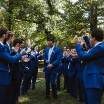 Junggesellenabschied in Weimar - Maenner im blauen Anzug klatschen - Strands of Light