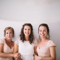 Junggesellinnenabschied Kiel - drei Frauen lachen in die Kamera - Loke Roos Photography