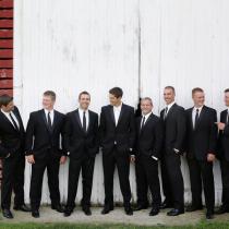 Junggesellenabschied im Spreewald - Maenner im Anzug vor weissem Scheunentor - Impressions Photography