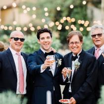 Junggesellenabschied Köln - Männer im Anzug trinken ein Glas Wein - Lace and Luce