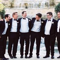 Junggesellenabschied Mainz - Männer im Smoking vor Brunnen lachen - Jenna Mc Elroy Photography