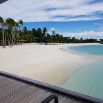 Heiraten auf den Malediven Galerie - Blick vom Buggy auf den Pool im St. Regis Maldives - Hochzeitsplaza
