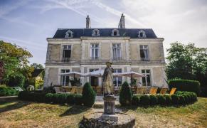 Junggesellenabschied im Saarland - Haus mit Terrasse und Statue - Meridian Photography