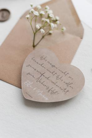 Einladung Infos Tipps - Einladungskarte Stanzform Herz in Kraftpapieroptik - Hochzeitsplaza Kartenshop