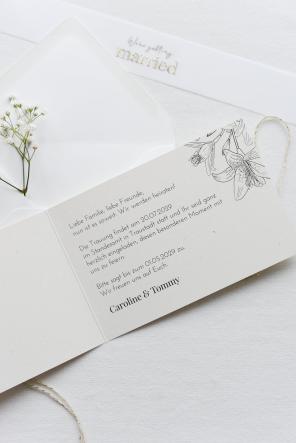 8 Punkte – Das gehört in Eure Einladungskarten - Einladungskarte Lineart Lilie auf Recyclingpapier - Hochzeitsplaza Kartenshop