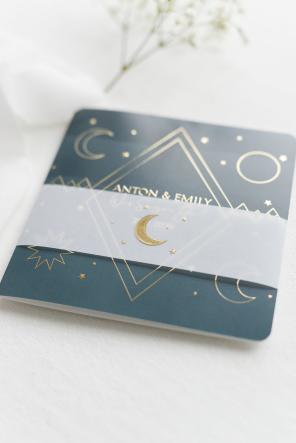 8 Punkte – Das gehört in Eure Einladungskarten - Einladungskarte Sonne Mond Sterne Goldfolie mit Banderole - Hochzeitsplaza Kartenshop