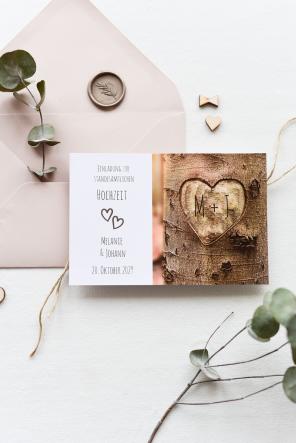 8 Punkte – Das gehört in Eure Einladungskarten - Einladungskarte Baumherz mit Initialen - Hochzeitsplaza Kartenshop