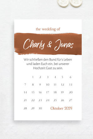8 Punkte – Das gehört in Eure Einladungskarten - Einladungskarte Pinselstrich Kalender Bronze - Hochzeitsplaza Kartenshop