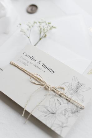 Die schönsten Designs für Hochzeitseinladungen - Einladungskarte Line Art auf Recyclingpapier - Hochzeitsplaza Kartenshop