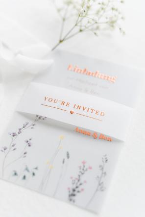 Die schönsten Designs für Hochzeitseinladungen - Einladungskarte Blumenwiese transparent mit Banderole - Hochzeitsplaza Kartenshop