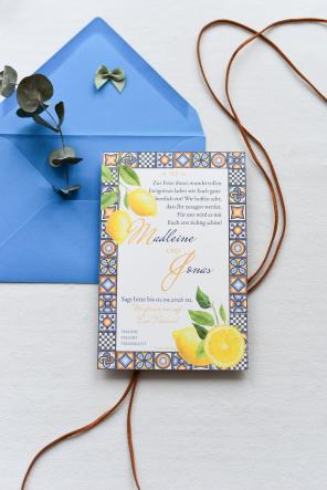 Die schönsten Designs für Hochzeitseinladungen - Einladungskarte Zitronen Muster - Hochzeitsplaza Kartenshop