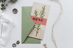 Menükarten zur Hochzeit - Holzkarte Menü Rosmarin - Hochzeitsplaza