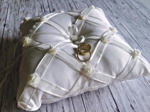 Ringe - Ringkissen weiss und ivory mit Blumen Highlights- Stella København Etsy