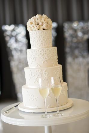 Real Wedding - Moderne Hochzeit in Weiß - 32