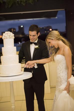 Real Wedding - Moderne Hochzeit in Weiß - 33