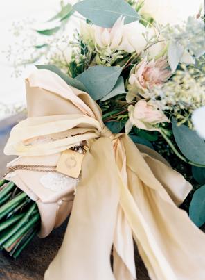 Brautstrauss mit Bändern - Brautstrauß mit Bändern - austin gros photography