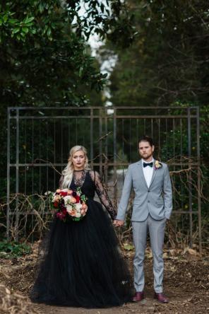 Real Wedding - Eine Vintage Gothic Hochzeit zum 10. Hochzeitstag - Sarah Bradshaw Photography31