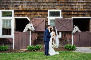 Real Weddings - Ländliche Hochzeit auf dem Familienanwesen - Foto von KetaNuva Studios29
