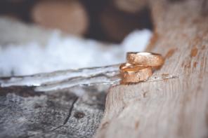 Ringe - Eheringe aus Carbon - Anna und Johannes Hochzeitsfotografie 03