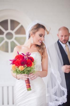 Real Wedding - Kate und Brian's farbenfrohe Hochzeit - Casey Hendrickson Photography 20