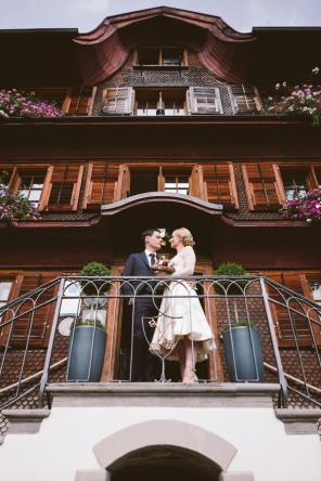 Real Wedding - Nina und Martins glamouröse & traditionelle Hochzeit im Bregenzerwald - 49