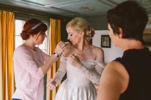 Real Wedding - Nina und Martins glamouröse & traditionelle Hochzeit im Bregenzerwald - 44