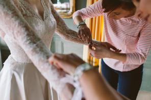 Real Wedding - Nina und Martins glamouröse & traditionelle Hochzeit im Bregenzerwald - 43