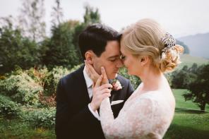 Real Wedding - Nina und Martins glamouröse & traditionelle Hochzeit im Bregenzerwald - 51