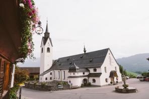Real Wedding - Nina und Martins glamouröse & traditionelle Hochzeit im Bregenzerwald - 70