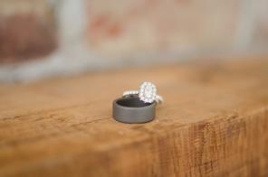 Real Wedding - Glamouröse Frühlingshochzeit in einer historischen Scheune - RiemenschnitterRosser Heather Marie Photography